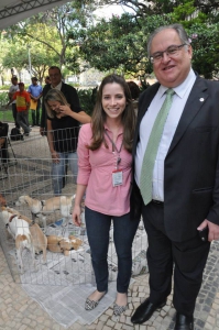 Roberto Andrade e sua assessora Bruna Araújo, ex-vice-presidente da Sovipa, no evento de adoção de animais promovido na ALMG