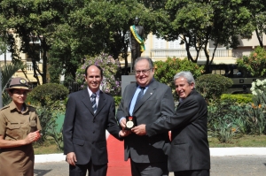 Roberto Andrade recebe a Comenda Arthur Bernardes das mãos do presidente da Casa do Empresário, Paulo Márcio, e do secretário de governo de Viçosa, Luciona Piovesan