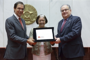A reitora da UFV, Nilda de Fátima Ferreira Soares, recebeu placa alusiva à homenagem - Foto: Clarissa Barçante