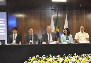 Roberto Andrade discursa na abertura do congresso ao lado do corregedor da PF Marcílio Manfré, do secretário Sérgio Menezes (Defesa-MG), da juíza federal Rogéria Debelli e do procurador André Pereira