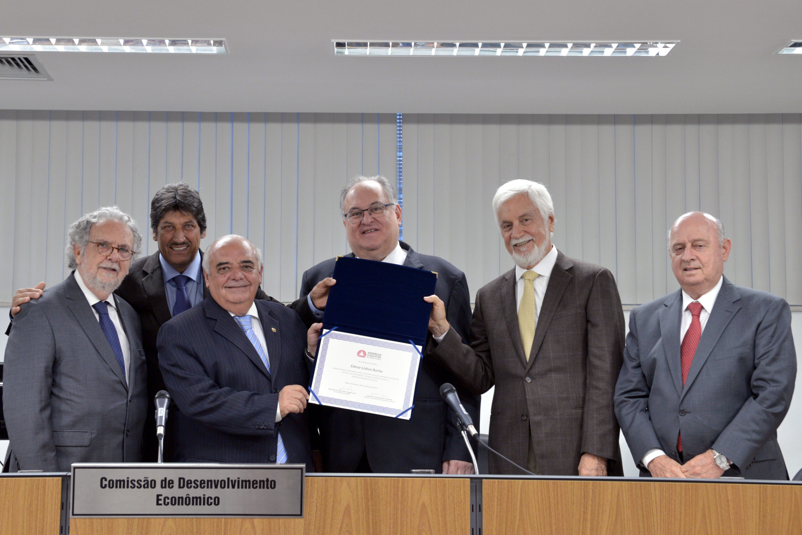 Comissão de Desenvolvimento Econômico  homenageia o Sr. Edmar Lisboa Bacha, economista, por assumir a cadeira nº 40 da Academia Brasileira de Letras.