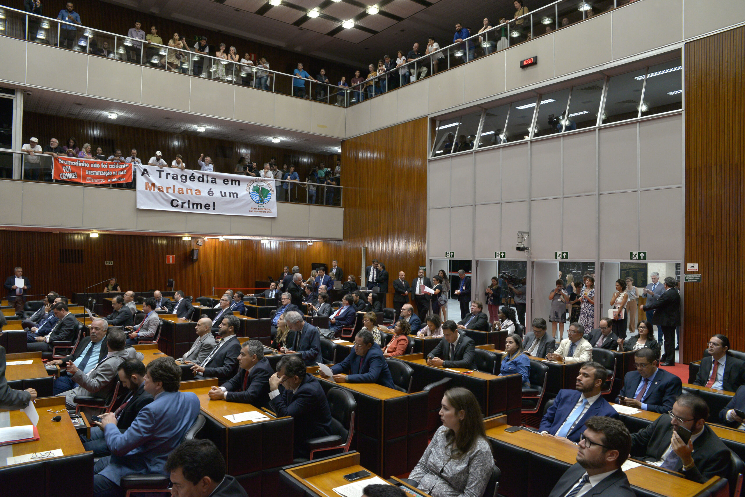 Análise de proposições na Reunião Extraordinária de Plenário da noite